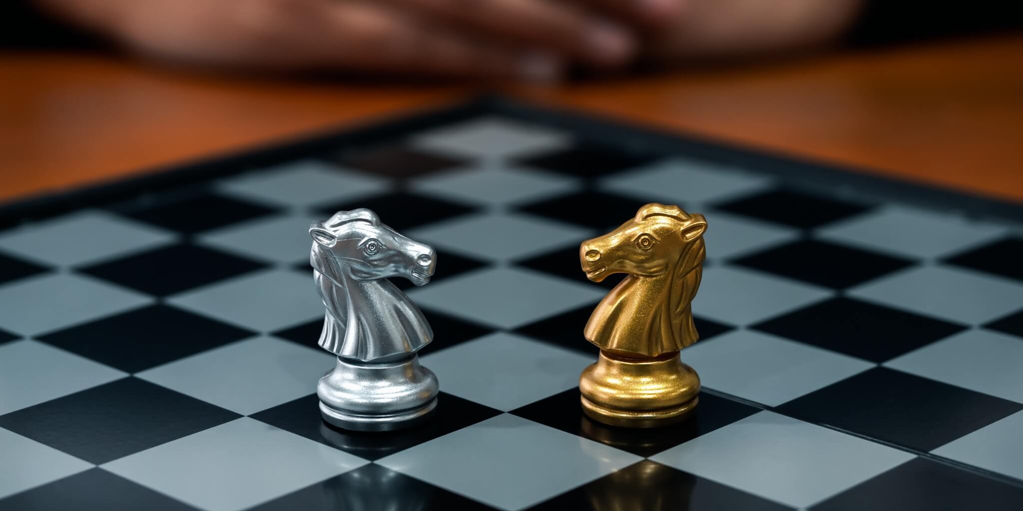 The confront between golden and silver horses.